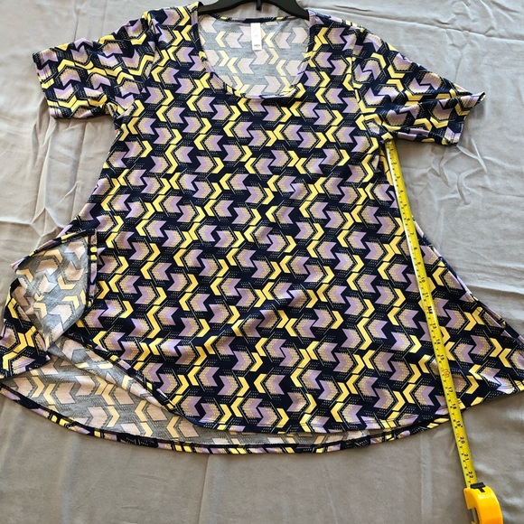 Geometric like lularoe perfect T - Picture 5 of 5